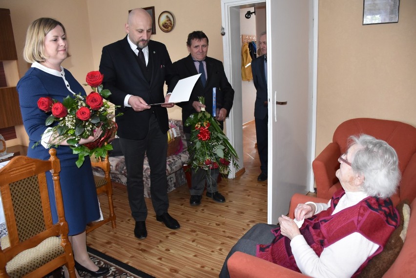 Pani Helena Wyrwa obchodziła 99-te urodziny. Jubilatkę odwiedziła delegacja grodziskiego ratusza [ZDJĘCIA]