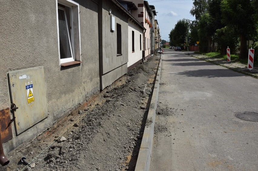 Nowy Dwór Gdański. Trwa remont chodnika na ulicy Słowackiego