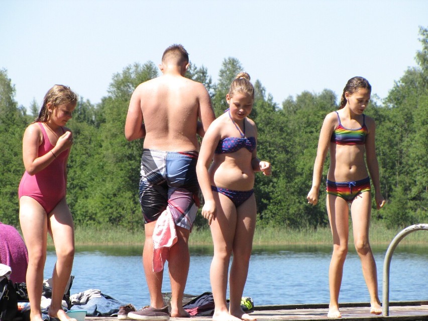 Plażowanie na Suwalszczyźnie 10 lat temu. Tak plażowaliśmy przed dekadą. Zobacz, jak wyglądały kąpieliska? [Zdjęcia]