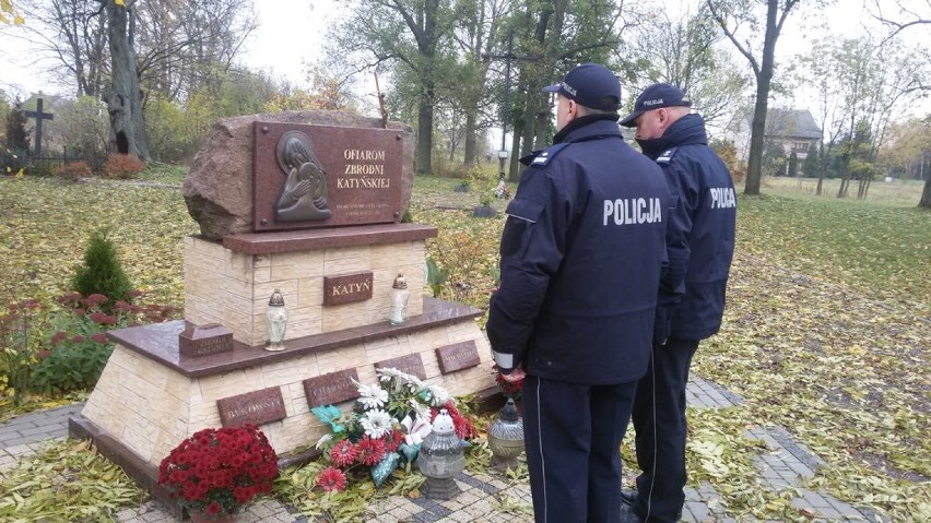 Komendanci poddębickiej policji uczcili pamięć zmarłych...