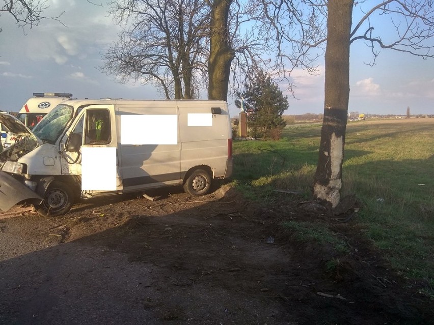 Gmina Kuślin: Auto dostawcze rozbiło się na drzewie. Lądował śmigłowiec LPR