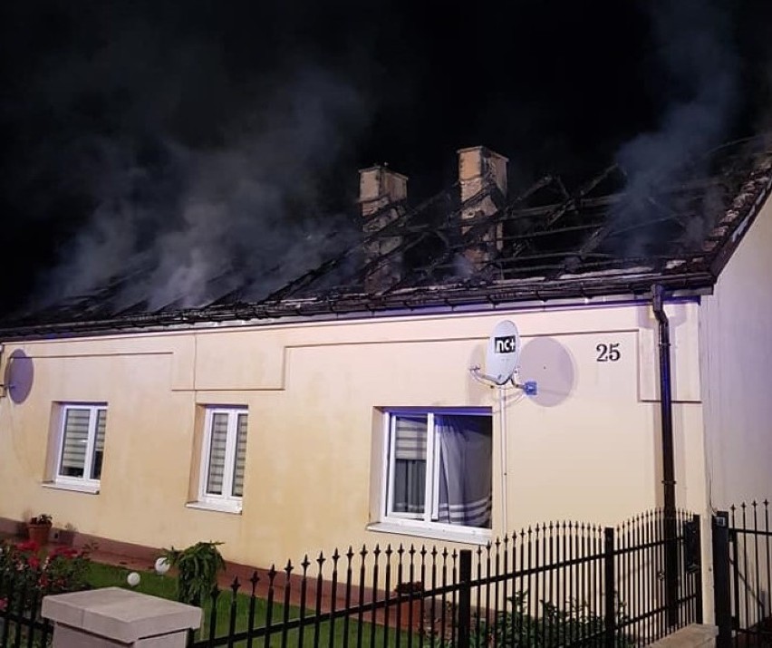 Pożar domu w Szczecinie (gm. Dmosin). Ogień pojawił się na poddaszu budynku
