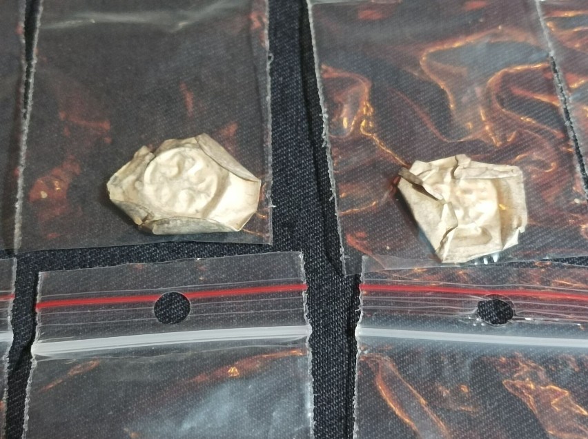 Srebrne monety znalezione pod Lubaniem mogą być warte nawet 400 000 zł. Mają ciekawe ornamenty, ukryto je podczas niepokoju