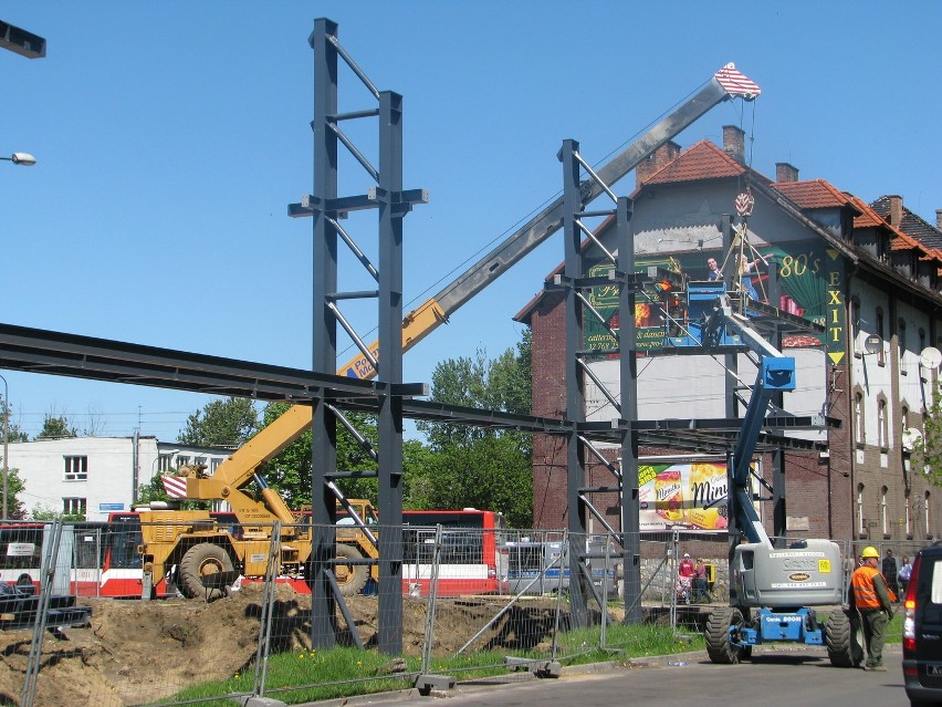 Tarnowskie Góry: Na budowie dworca MZKP robotnicy stawiają już ogromne maszty pod peron