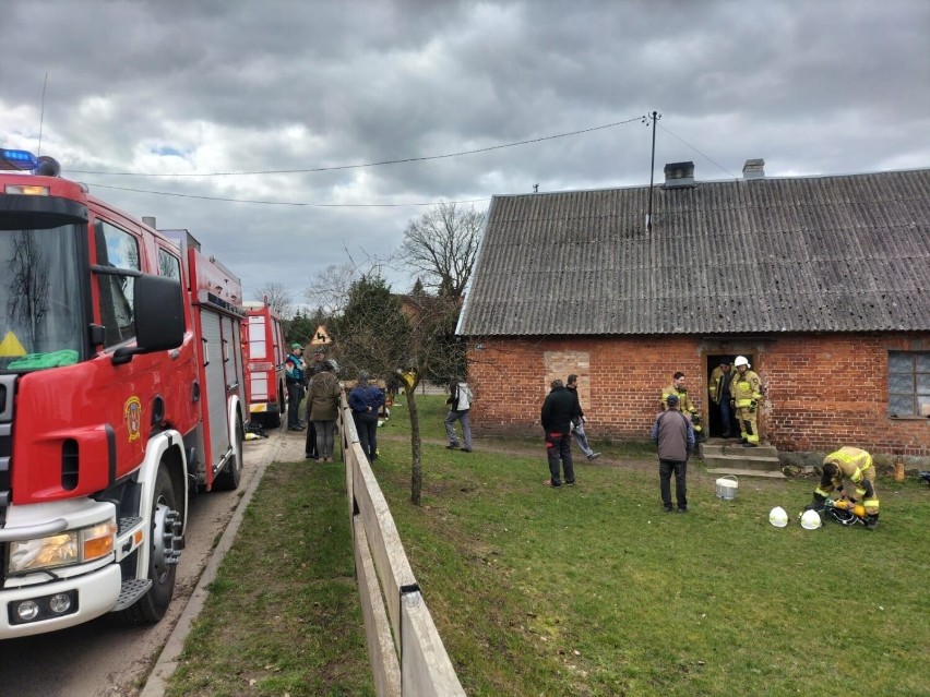Strażacy gasili pożar domu w Bartoszymlesie. W jednym z...