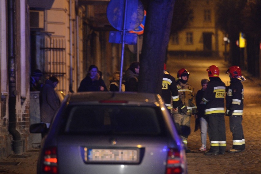 Gaz i tlenek węgla ulatniał się w kamienicy przy ul. Fortecznej w Grudziądzu [wideo, zdjęcia]