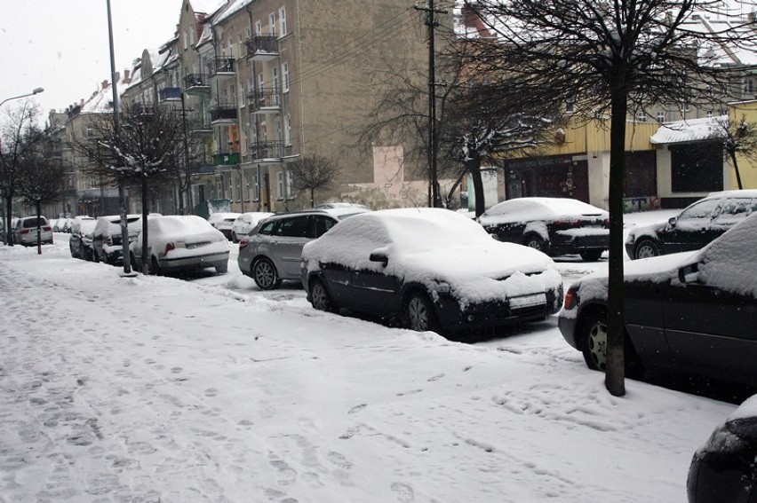 Legnica śniegiem zasypana, zima nie odpuszcza [ZDJĘCIA]