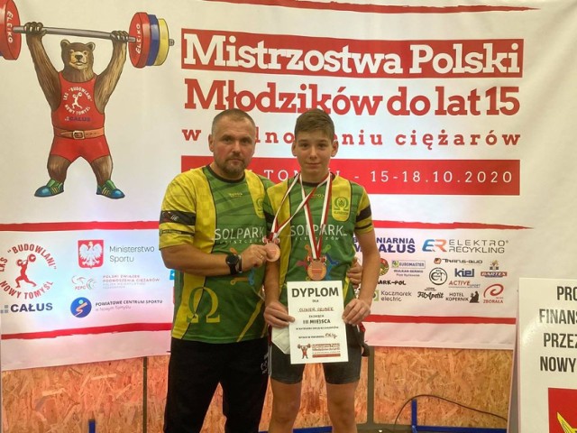Na zdjęciu trener sztangistów Omegi Kleszczów Sebastian Ołubek (po lewej) z Oskarem Ołubkiem, synem i podopiecznym (po prawej)