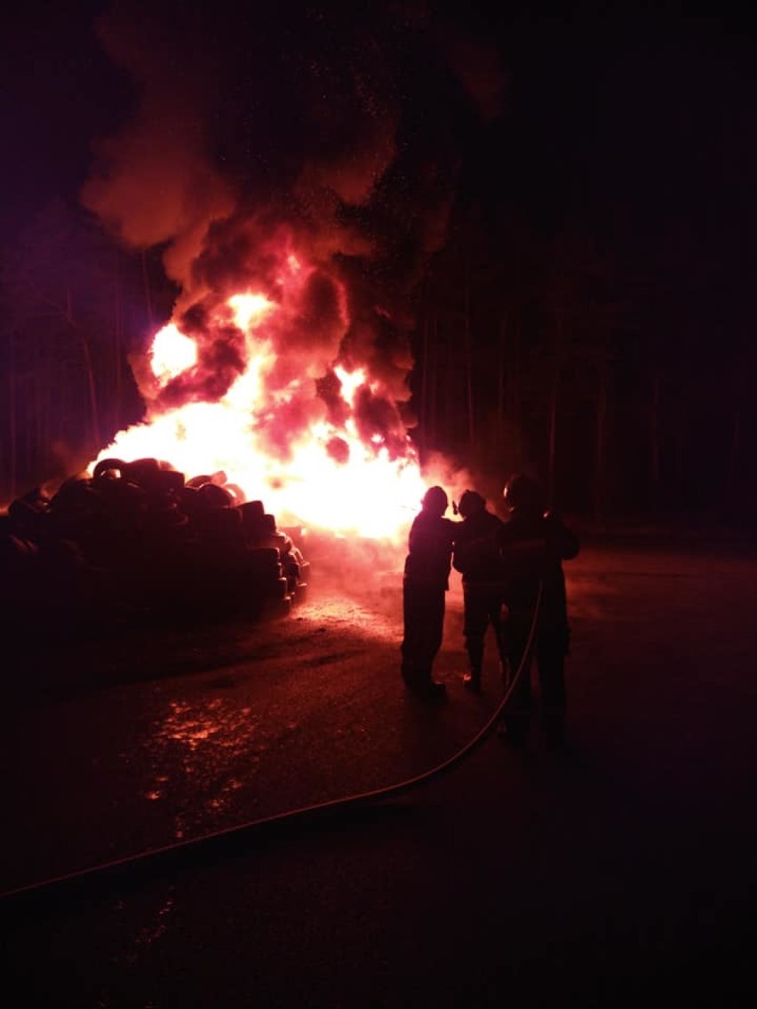 DW142. Strażacy dwa razy wyjeżdżali do pożaru w jednym miejscu. Paliła się sterta opon należących do Stargardzkiego Klubu Motoryzacyjnego