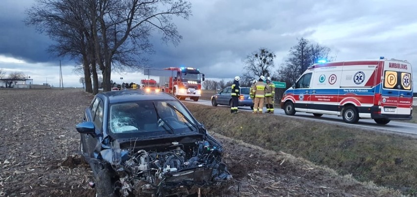 Pod Grudziądzem samochód uderzył w drzewo i wpadł na pole....