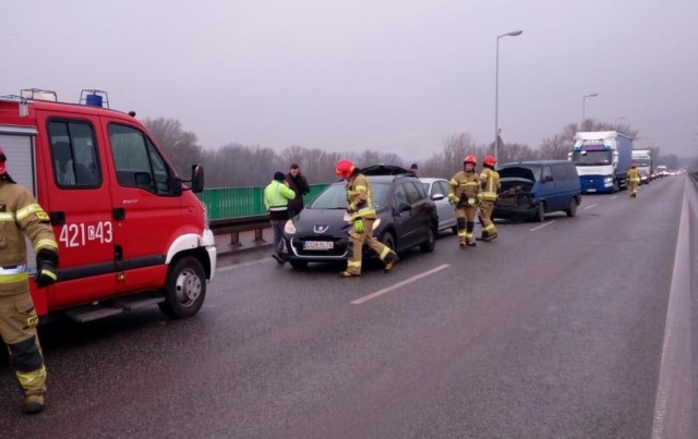 Na moście na drodze krajowej nr 91 w Chełmnie zderzyły się trzy pojazdy