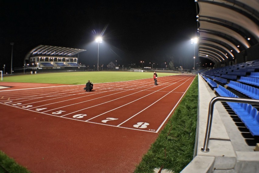 Puławski stadion nocą (zdjęcia)