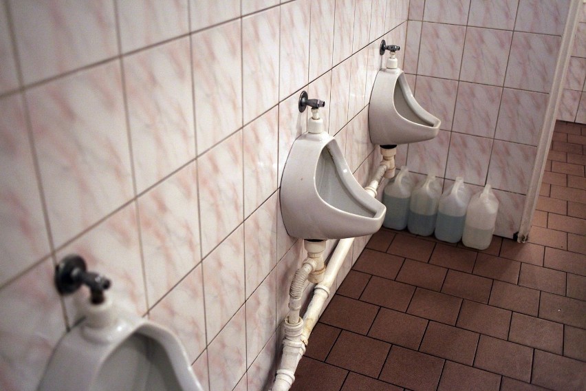 Toaleta na dworcu w Krakowie jest spłukiwana ręcznie
