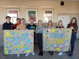 Uczniowie Zespołu Szkół nr 2 w Wieluniu protestują przeciwko wojnie na Ukrainie ZDJĘCIA