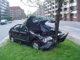 Wypadek na Wisłostradzie - BMW uderzyło w drzewo