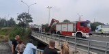 Wypadek w Katowicach na DK86: Przyczepa ze złomem przewróciła się na drogę. 