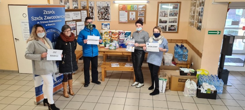 Uczniowie Zespołu Szkół Zawodowych zorganizowali zbiórkę dla Szpitala Powiatowego w Rawiczu. Do medyków trafiły m.in. środki ochrony