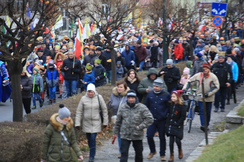 Orszak Trzech Króli w Świdnicy odwołany. Zobacz, jak maszerował ulicami Świdnicy przed rokiem (ZDJĘCIA)