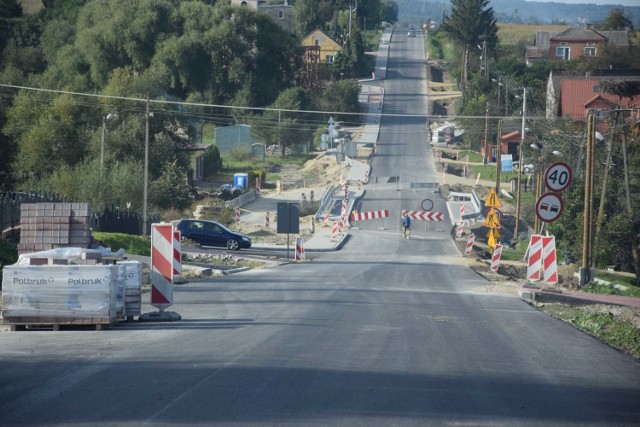 Dobiegają prace modernizacyjne drogi z Przemyśla do granicy pańswa w Malhowicach.