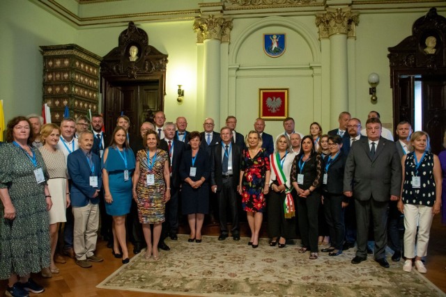 Zaproszenie do Nowego Sącza przyjęli przedstawiciele siedmiu krajów oraz Anna Maria Anders, ambasador RP we Włoszech i San Marino