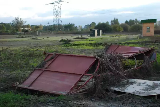 Zniszczone przez powódź boisko piłkarskie w Radomierzycach