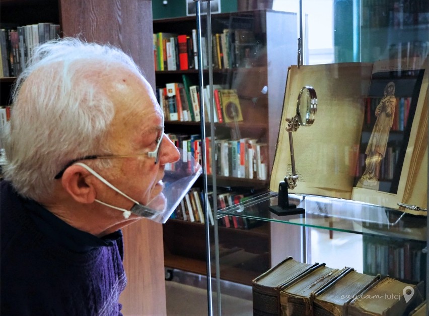 Biblioteka w Cieplewie po remoncie. Czytelnicy mogą zobaczyć Encyklopedię Brockhausa z końca XIX  |ZDJĘCIA