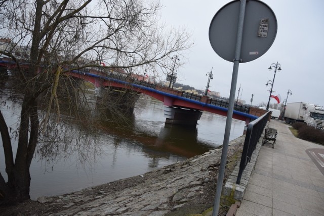 Na zapadającą się skarpę uwagę zwrócił nasz Czytelnik.