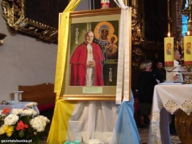 Ze ściany jednego z kościołów zniknął wiszący tam od lat obraz z podobizną Jana Pawła II (fot. archiwum Ireny Zając)
