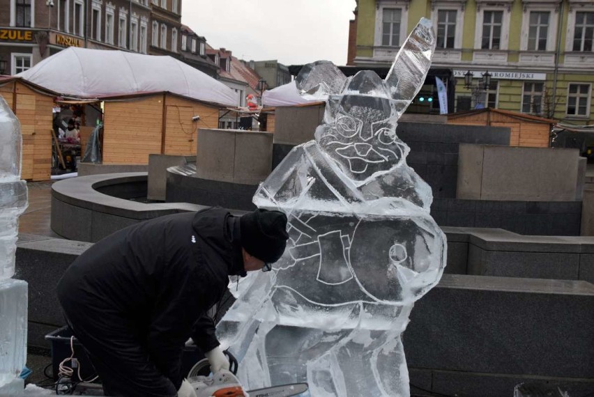 Olaf z "Krainy Lodu" i Królik-Wojownik stanęli na Rynku