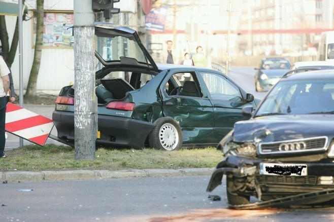 Wrocław: Zderzenie dwóch aut na Grabiszyńskiej (ZDJĘCIA)