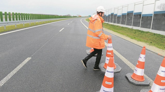 Inwestycje drogowe mogą obejmować także infrastrukturę towarzyszącą, taką jak chodniki, oświetlenie, ekrany dźwiękochłonne