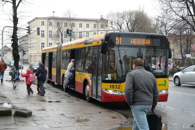 Pasażerowie podróżujący ze Zgierza do Łodzi autobusem płacą podwójnie za przejazd: najpierw muszą skasować bilet zgierski, a potem łódzki.