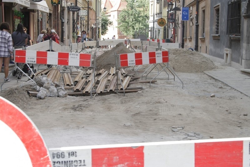 Ruszył I etap remontu Starego Miasta. Dlaczego w pełni turystycznego sezonu? [ZDJĘCIA]