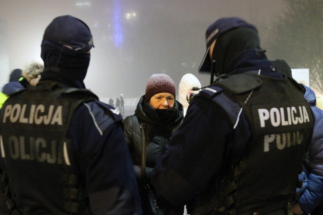 Noszenie kominów przez policjantów do tej pory było powszechne. Nowe przepisy dotyczą ich tak samo, jak pozostałych obywateli