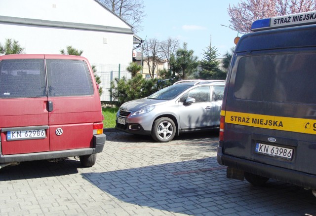 Peugeot 2008 stoi na parkingu przed Komendą Straży Miejskiej przy ul. Lwowskiej. Jak zapewnia miasto w najbliższym czasie zostanie on odpowiednio oznakowany. Prawdopodobnie zainstalowane zostanie w nim także urządzenie zabezpieczające, które pozwoli na przewożenie osób nietrzeźwych. Z prośbą o jego przekazanie władze miasta mają się zwrócić do kierownictwa Komendy Miejskiej Policji w Nowym Sączu