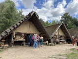 Podróże w czasie w Muzeum Archeologicznym w Biskupinie. Warsztaty i pokazy w wiosce piastowskiej [wideo, zapowiedź] 