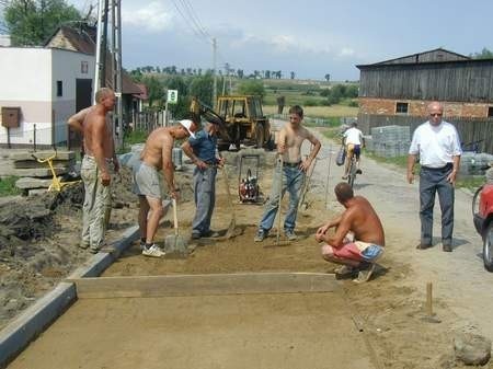 Mieszkańcy gminy uczestniczą w pracach przygotowawczych pod budowę dróg.