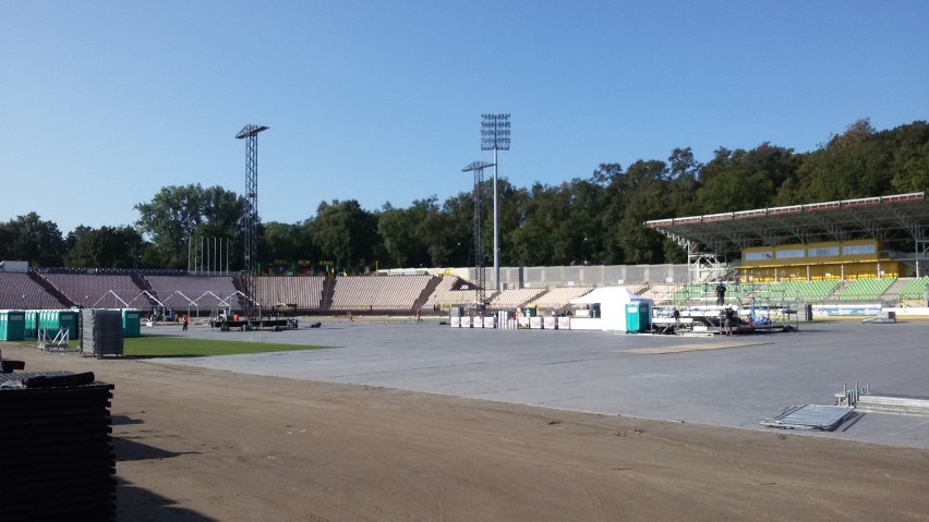 Sprzątają stadion po koncercie Linkin Park w Rybniku