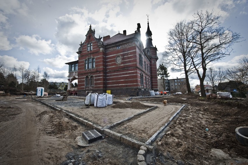 Remont willi Schultza w Sławnie. Powstają drogi wokół pałacu [zdjęcia] 