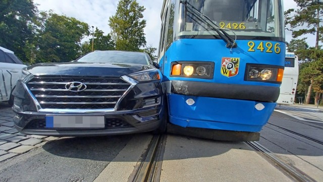 22 września 2021. Wypadek tramwaju i samochodu przy Hali Ludowej