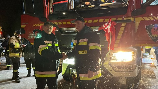 Do użytku druhów z Ochotniczej Straży Pożarnej w Kielnie oddano nowy wóz strażacki.