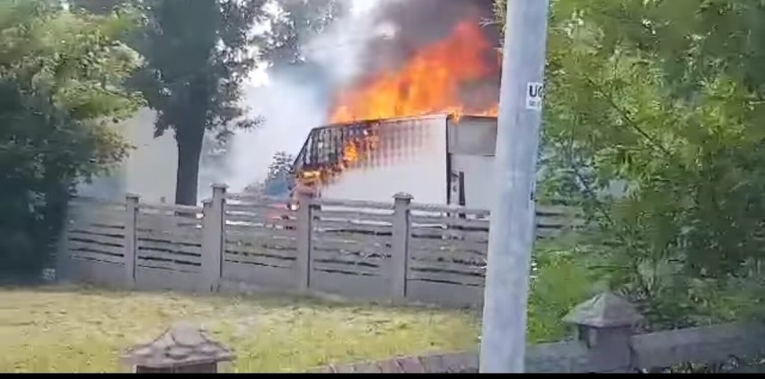 Pożar samochodu w Koszęcinie. Uwaga na utrudnienia