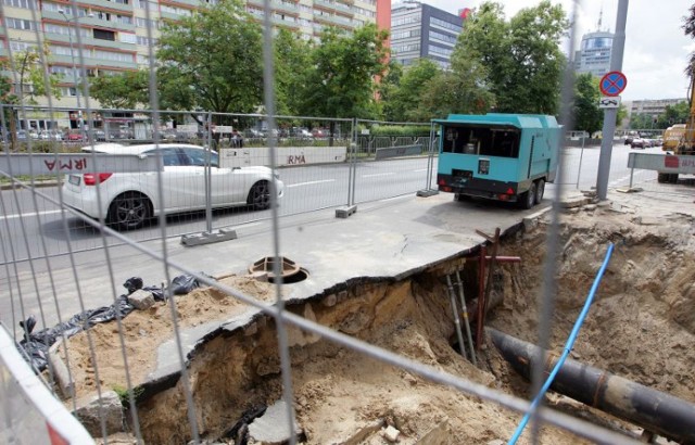 Zapadła się jezdnia na Al. Wyzwolenia w Szczecinie