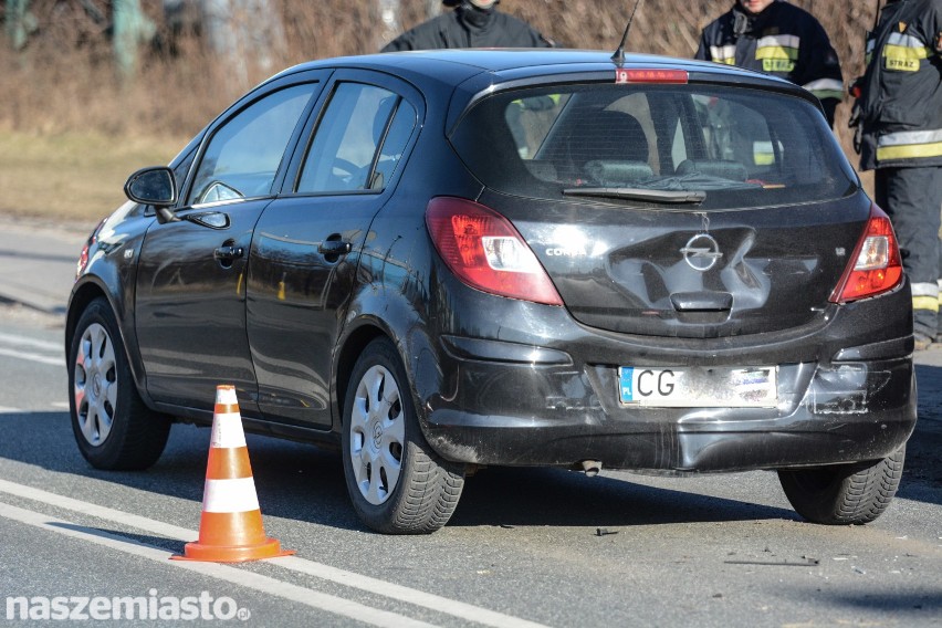 Zderzenie samochodów na Drodze Łąkowej. Jedna zabrana do szpitala [wideo, zdjęcia] 