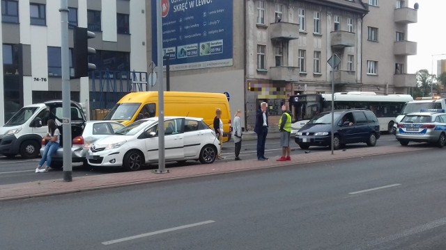 Dziś około godz. 8.10 w okolicy skrzyżowania ulicy Grudziądzkiej i Lelewela w Toruniu doszło do zderzenia trzech aut. 

Więcej informacji na kolejnych stronach >>>>