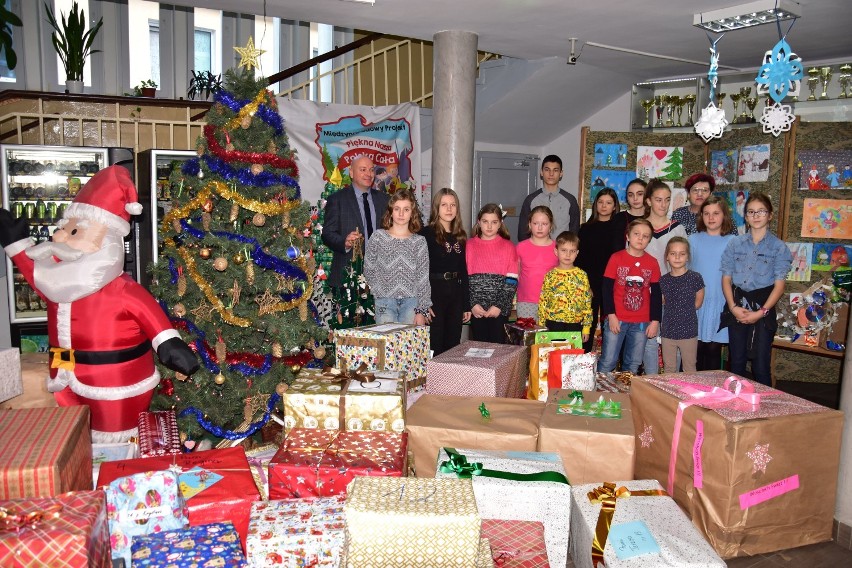 Uczniowie Szkoły Podstawowej nr 1 w Żninie przygotowali paczki dla 22 rodzin na święta [zdjęcia]