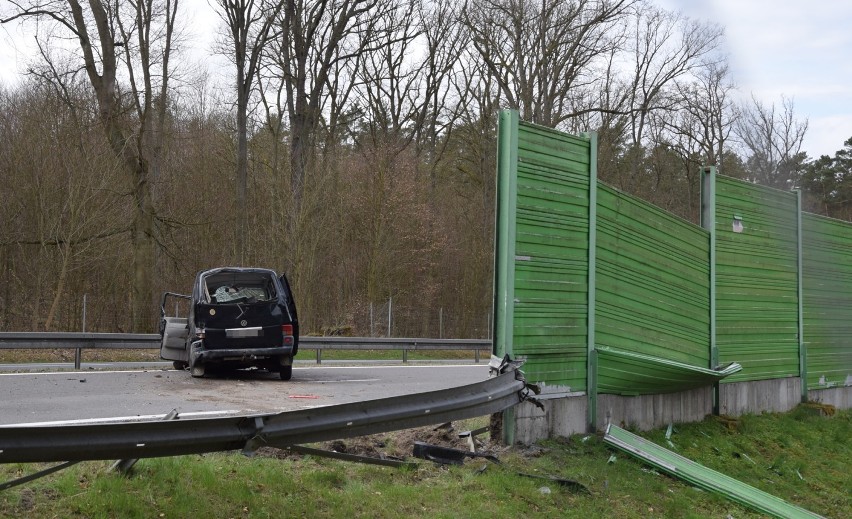 Bus rozbił się na barierach pod Stargardem. Pięć osób rannych. Wielki korek na drodze  