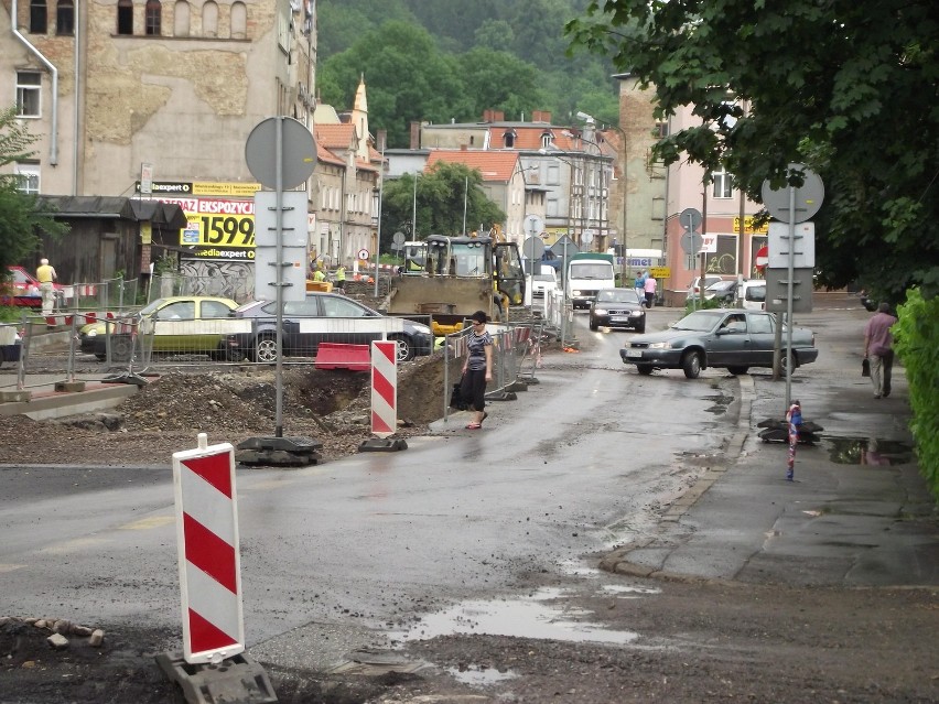 Rozpoczęto układanie nowej nawierzchni na ulicach: 11 Listopada i Parkowej w Wałbrzychu