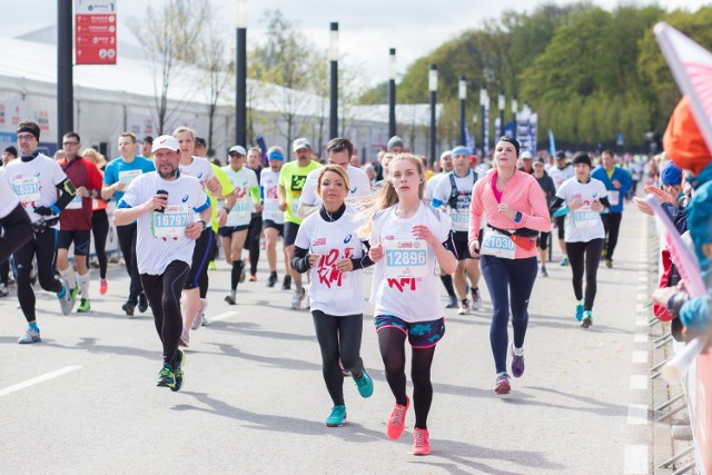 Bieg OSHEE 10 km. Orlen Warsaw Marathon 2016. Zdjęcia uczestników biegu na 10 km