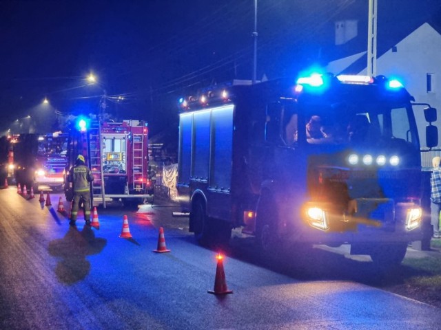 Pożar stodoły w Pietraszynie gasiło w sumie jedenaście zastępów straży pożarnej.